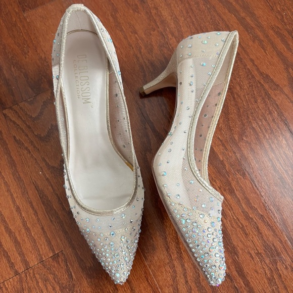 De Blossom Collection Hurley Crystal-Studded Mesh Pointed-Toe Pumps, size 8.5 - Picture 1 of 7